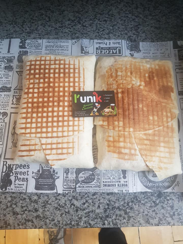 Deux tacos grillés fraîchement préparés chez L'Unik Kebab