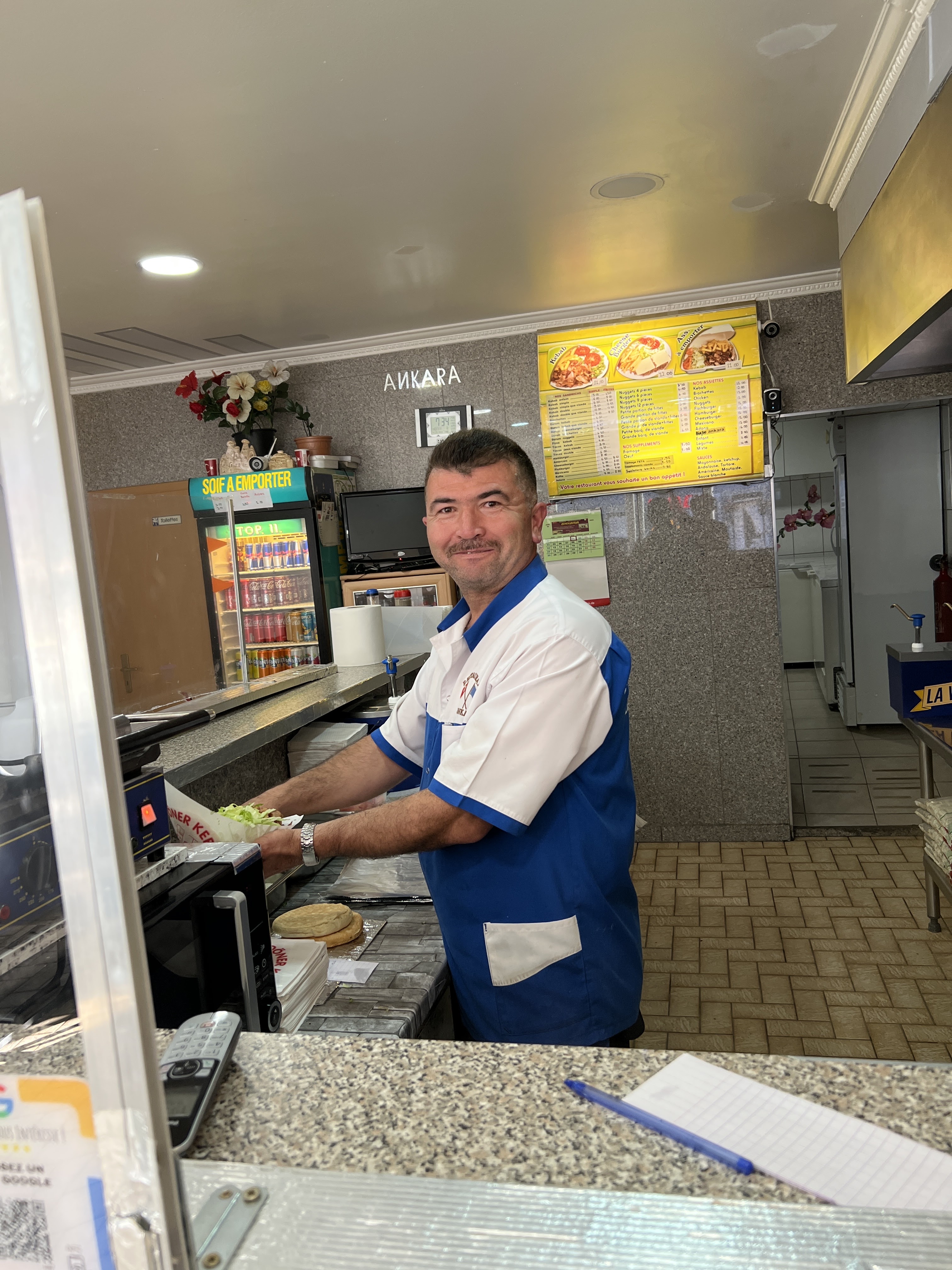 Le chef d'Ankara Kebab préparant un kebab derrière le comptoir