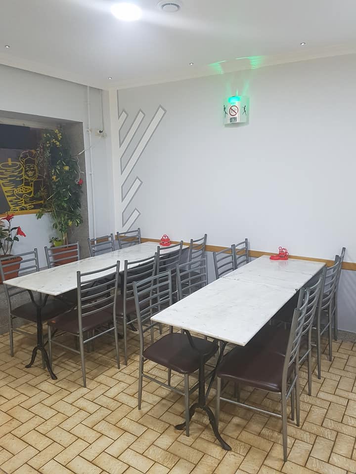 Salle de restaurant Ankara Kebab Lexy avec tables en marbre