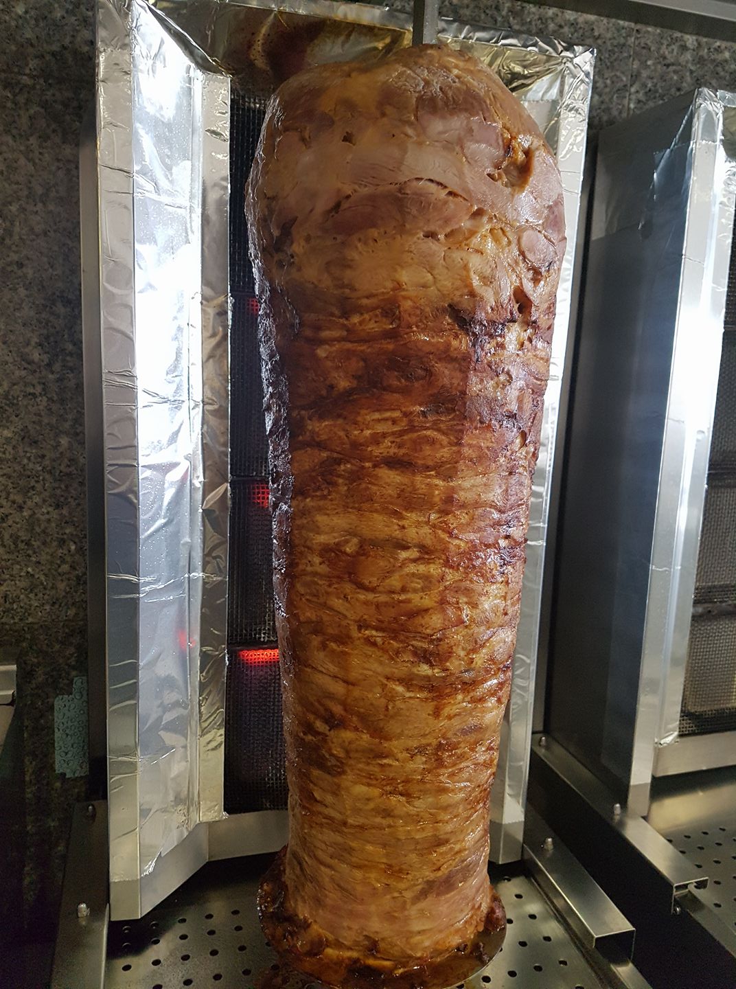 Broche de viande kebab rôtie chez Ankara Kebab Lexy