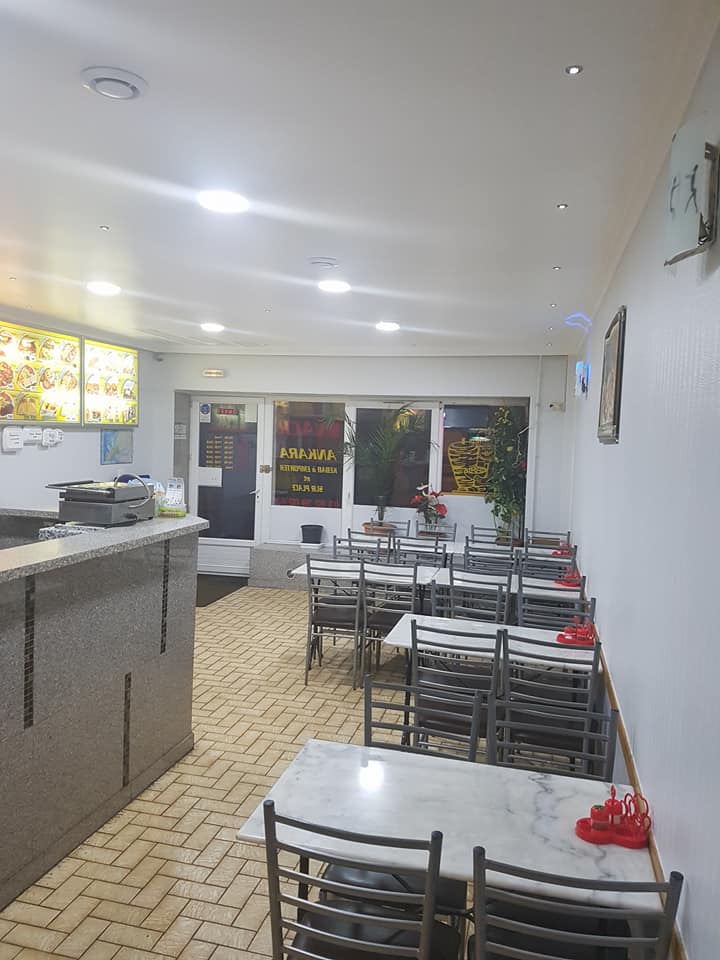 Salle intérieure du restaurant Ankara Kebab avec comptoir et tables