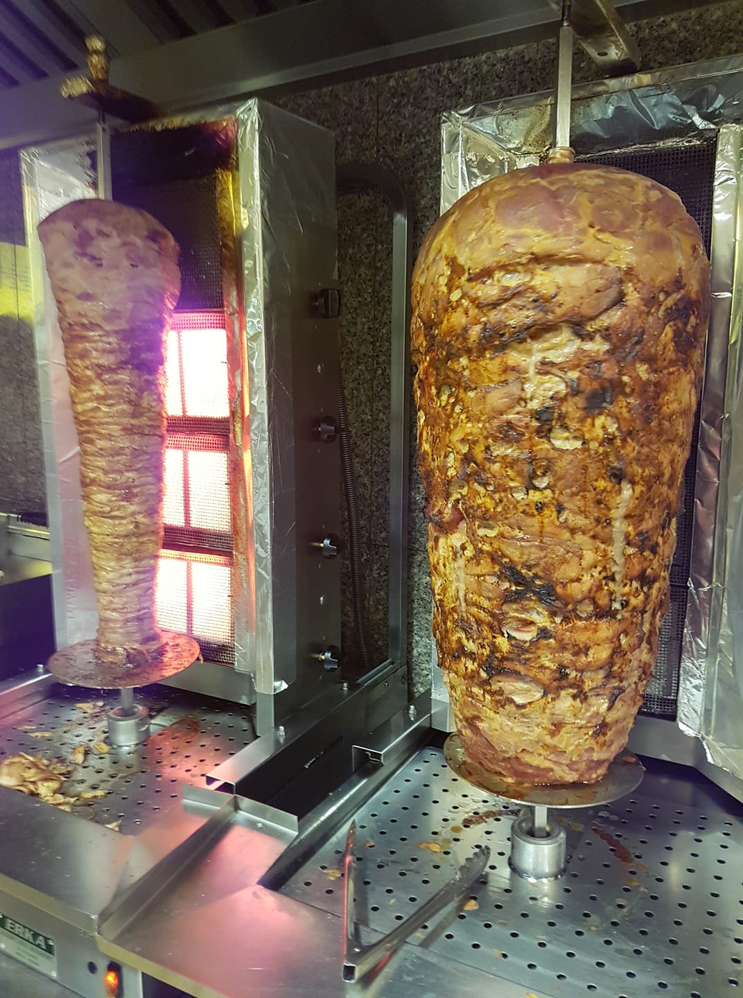 Double broche de viande kebab en cuisine chez Ankara Kebab