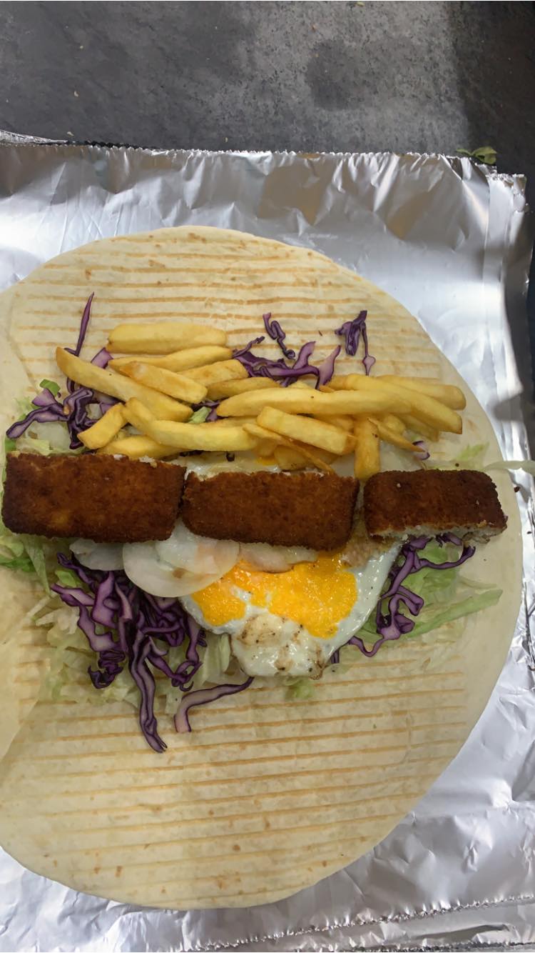 Dürüm garni avec poulet pané, frites et crudités