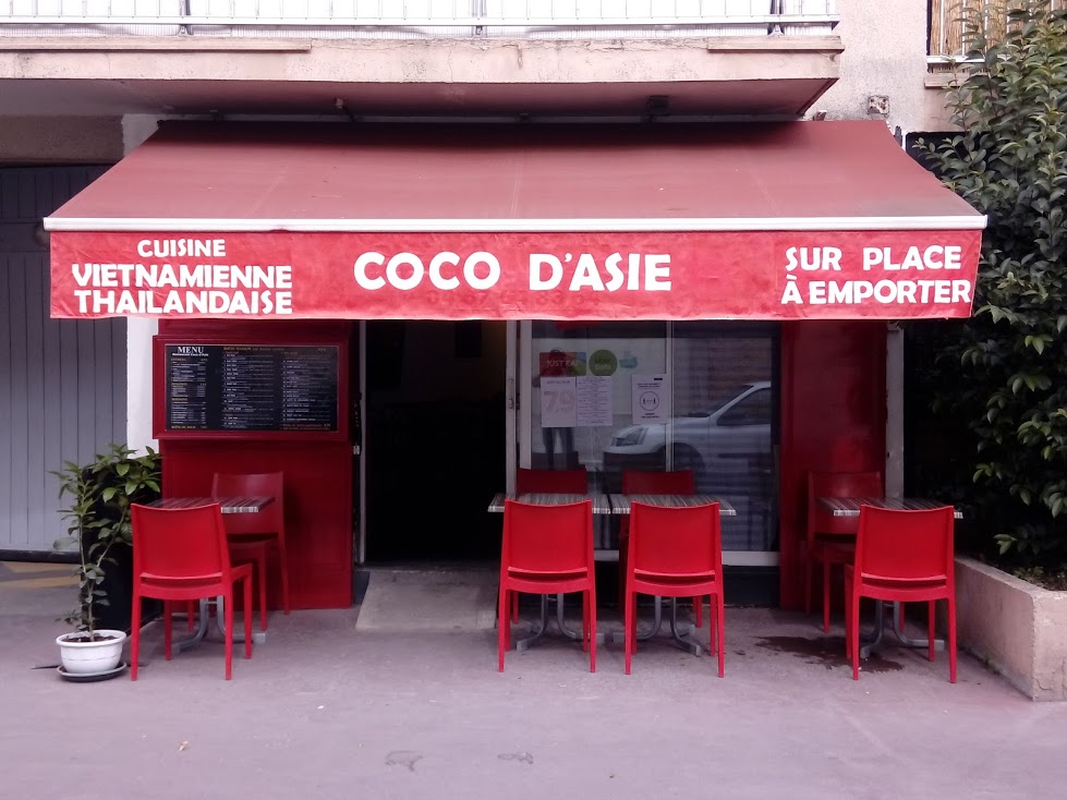 Façade du restaurant Coco d'Asie à Montpellier avec terrasse et auvent rouge