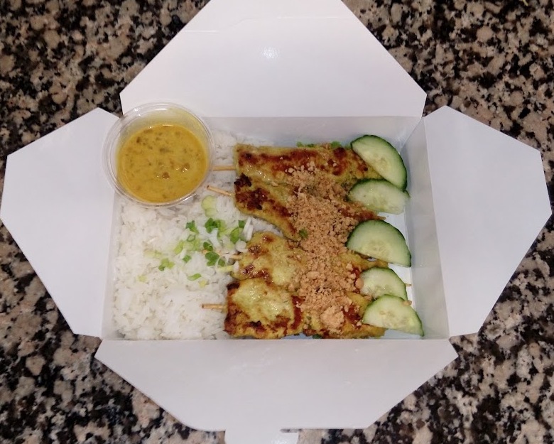 Brochettes de poulet satay avec riz, concombre et sauce cacahuète