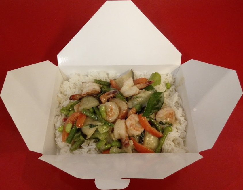 Crevettes sautées aux légumes frais servies sur riz blanc