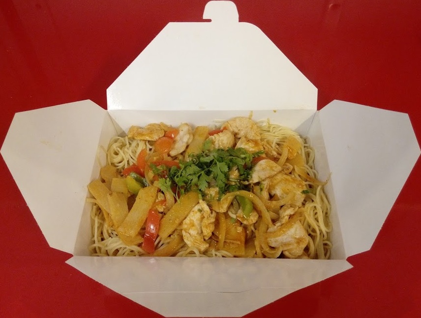 Nouilles sautées au poulet avec légumes et coriandre fraîche