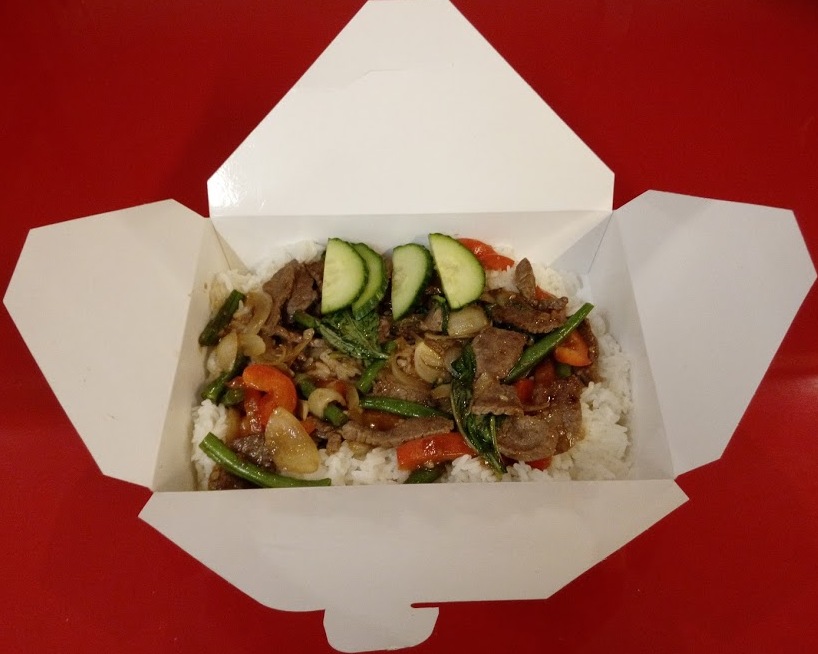 Bœuf sauté au basilic thaï avec légumes et riz