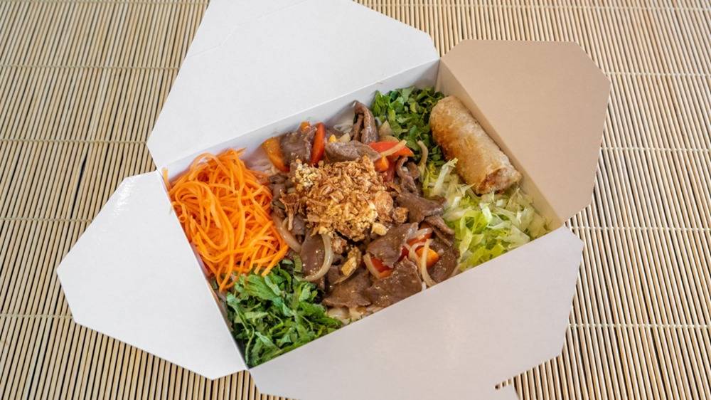 Bo bun au bœuf avec carottes râpées, crudités et nem croustillant