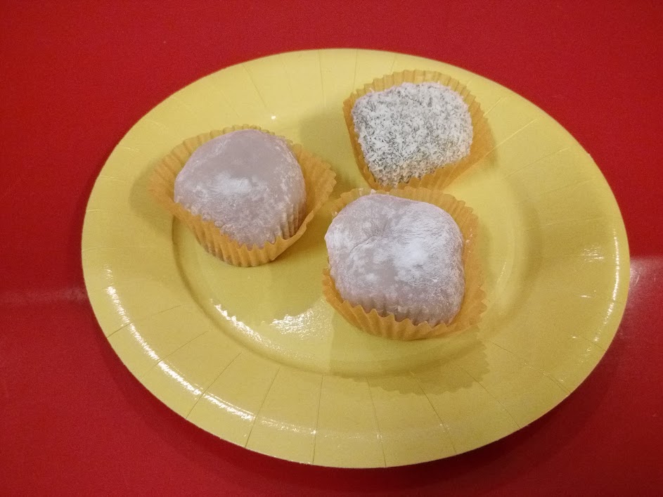 Mochis maison saupoudrés de sucre glace servis sur assiette
