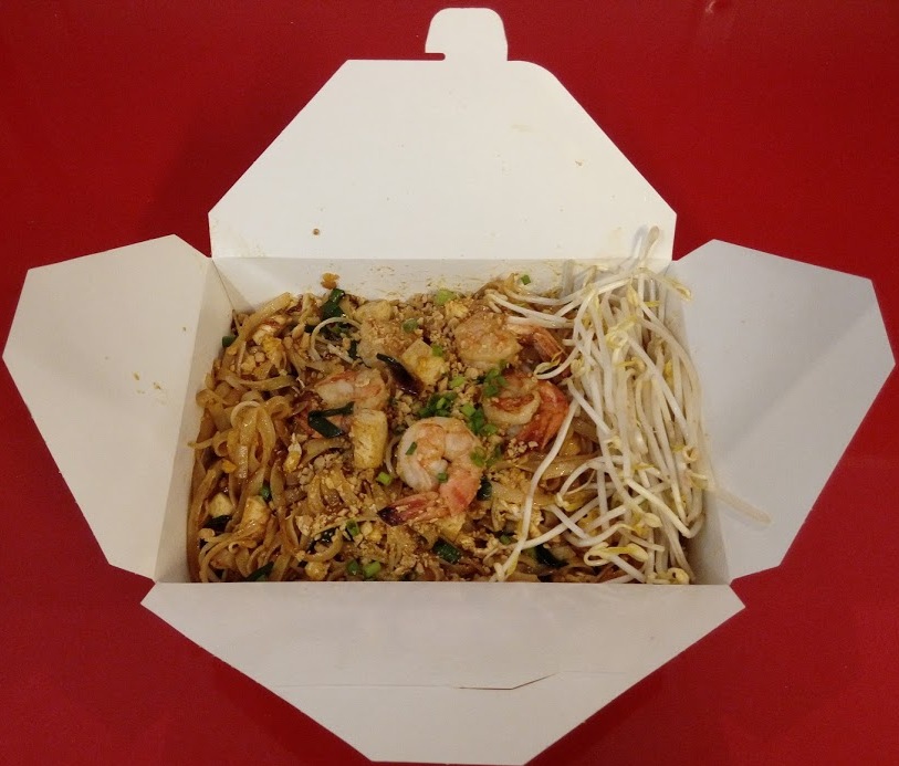 Pad thaï aux crevettes avec germes de soja et cacahuètes