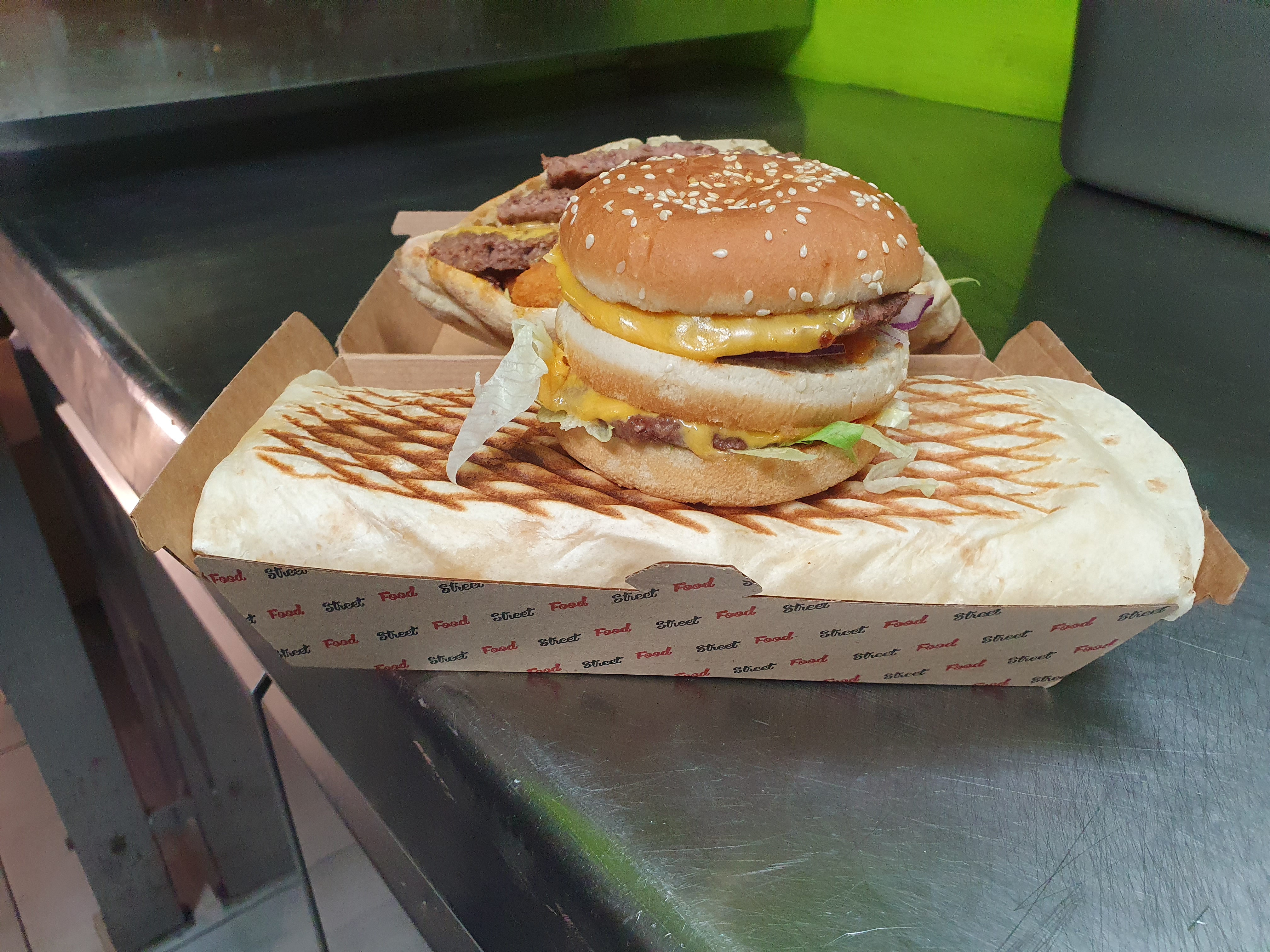 Cheeseburger et tacos grillé servis dans leur box chez ZAKI FOOD