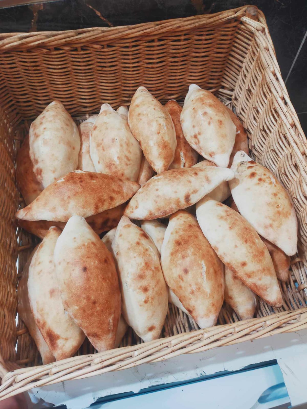 Panier de pains farcis maison dorés au four chez ZAKI FOOD