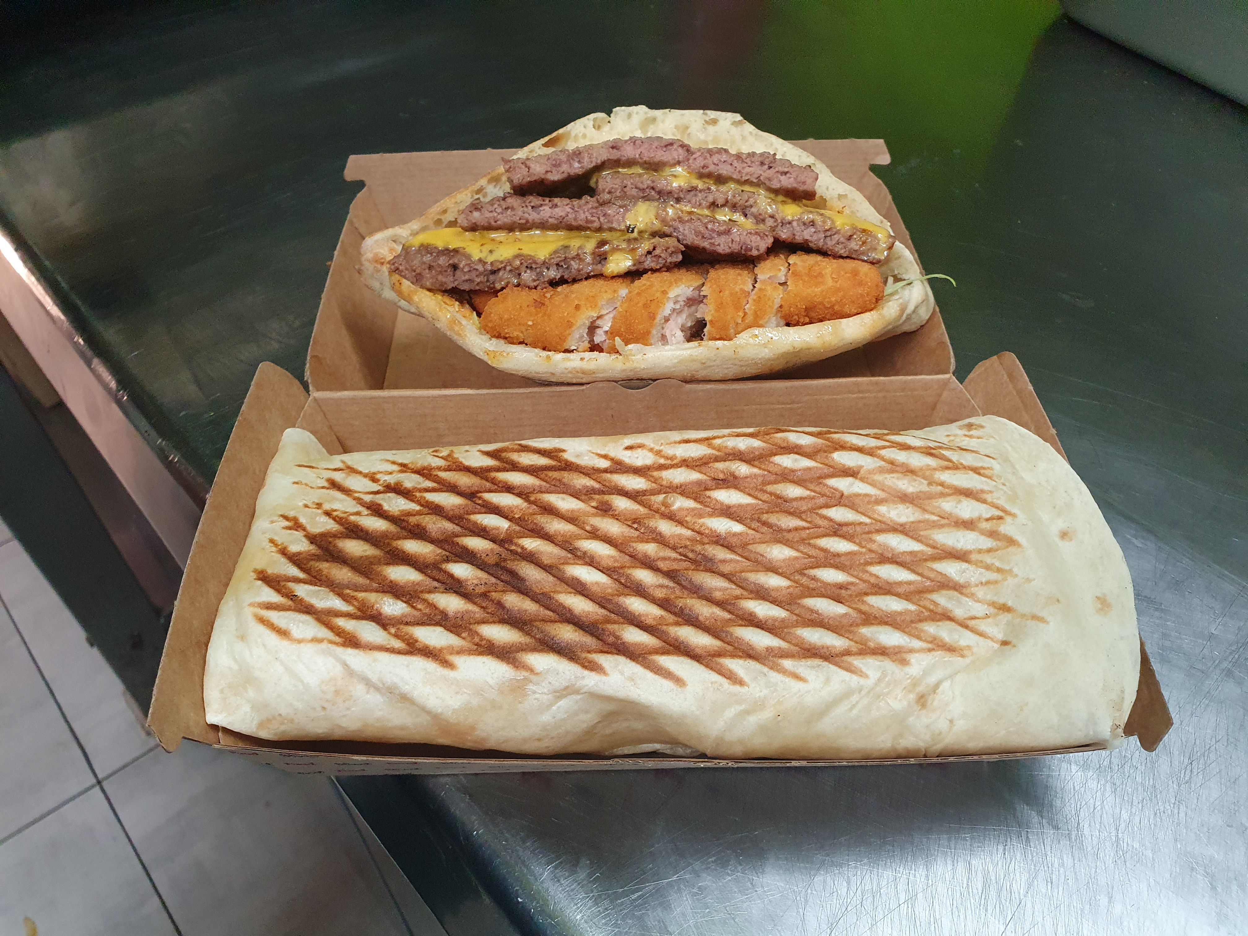 Tacos grillé et sandwich garni de steaks et nuggets panés