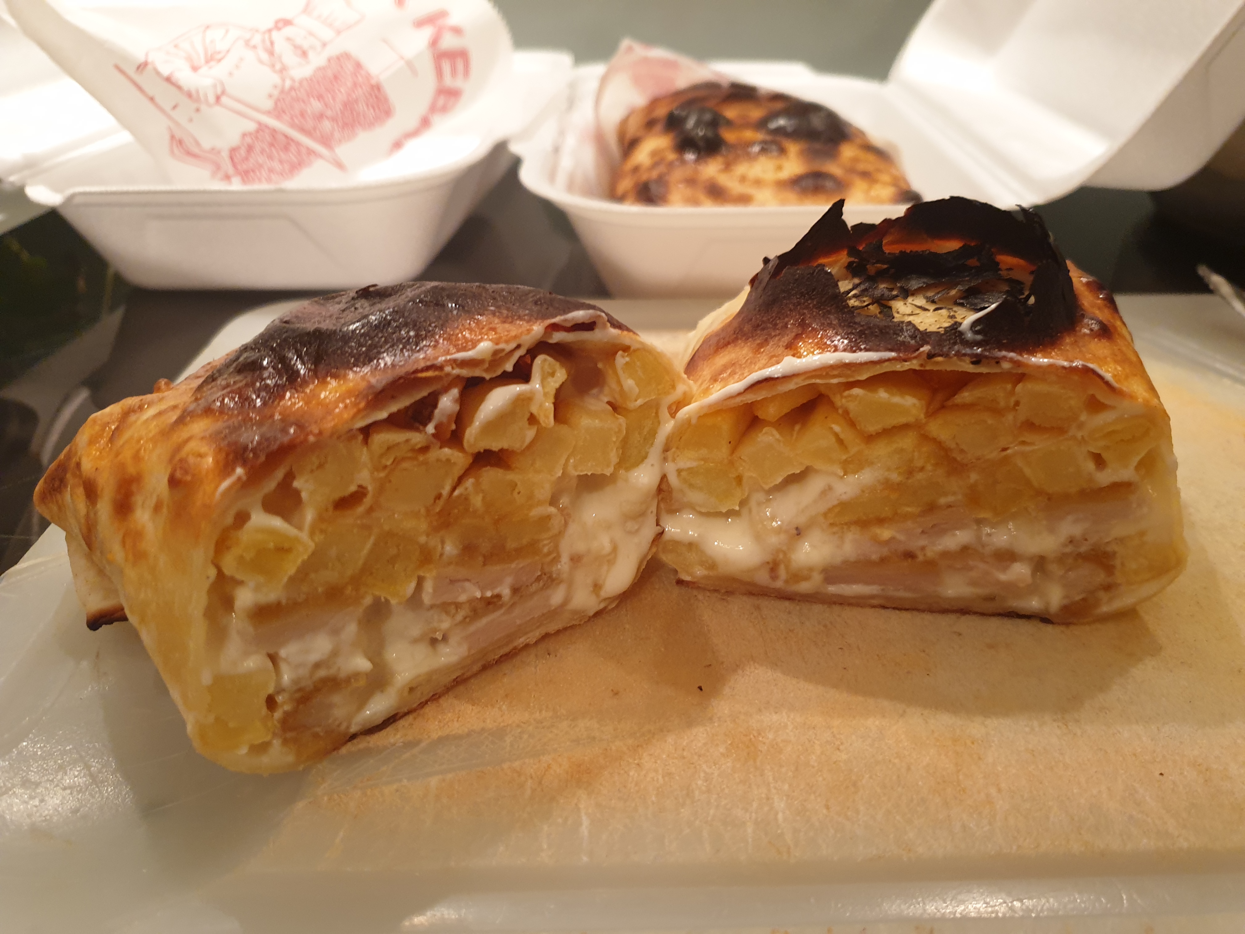 Feuilleté garni de poulet et fromage fondant coupé en deux