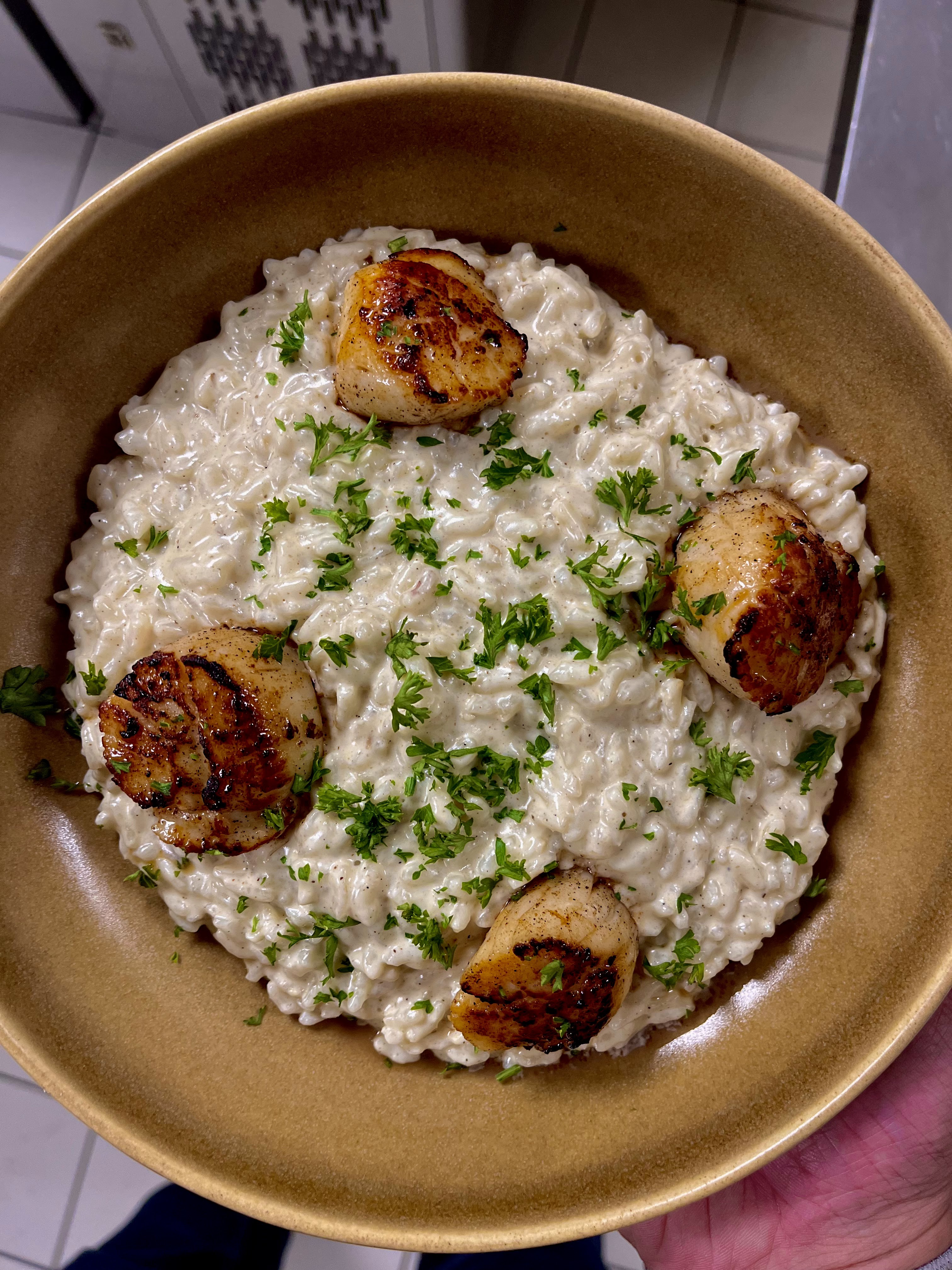 Risotto crémeux aux noix de Saint-Jacques dorées et persil frais