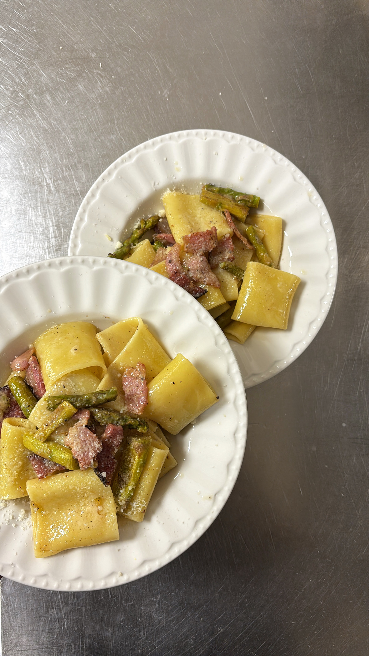 Paccheri aux lardons et asperges saupoudrés de parmesan