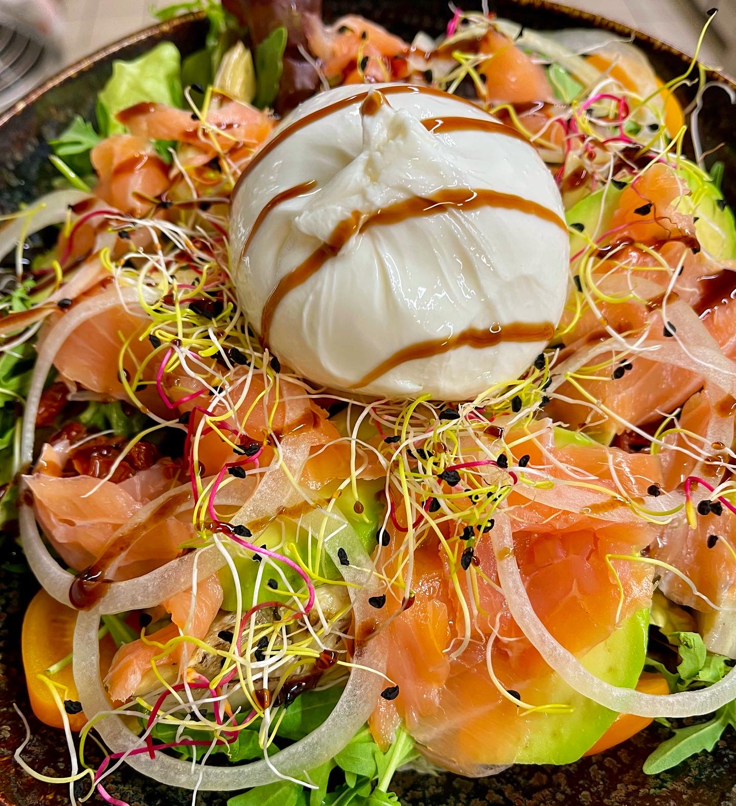 Salade fraîche au saumon fumé, avocat et burrata nappée de balsamique