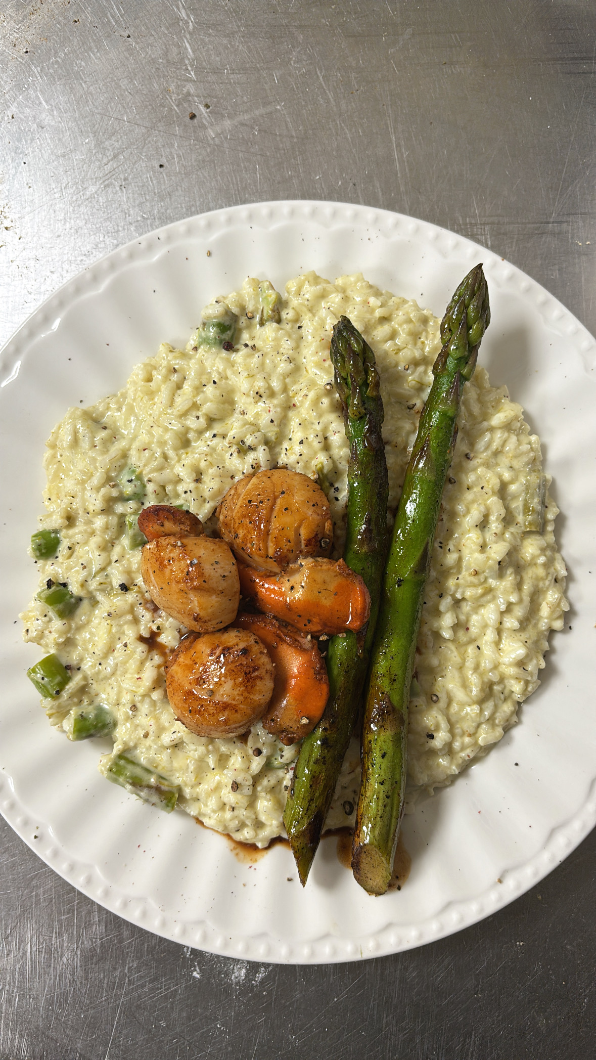 Risotto crémeux aux asperges grillées et noix de Saint-Jacques