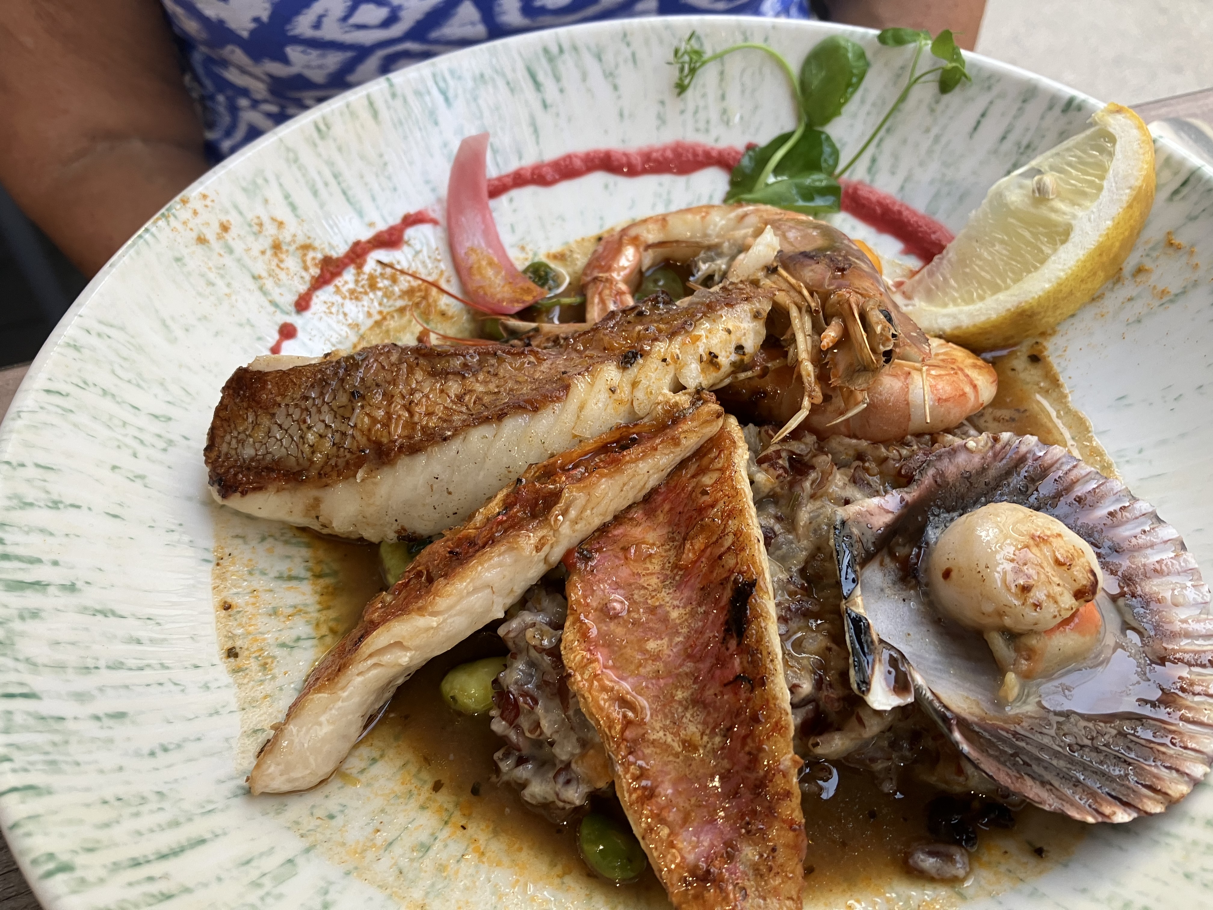 Pariade de poissons grillés : filet de rouget, gambas et coquille Saint-Jacques