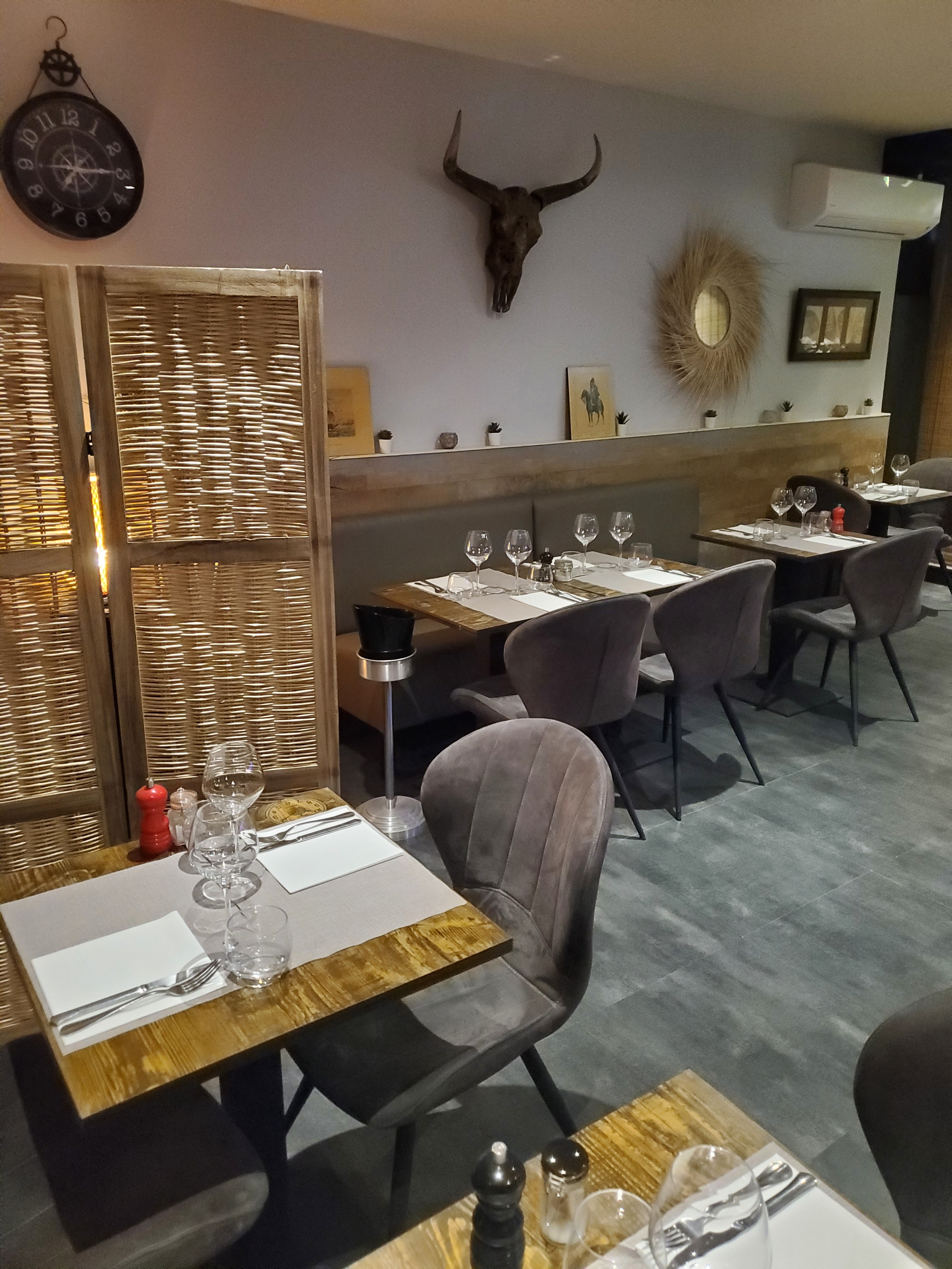 Salle intérieure du restaurant Le Saint Amour avec décoration chaleureuse