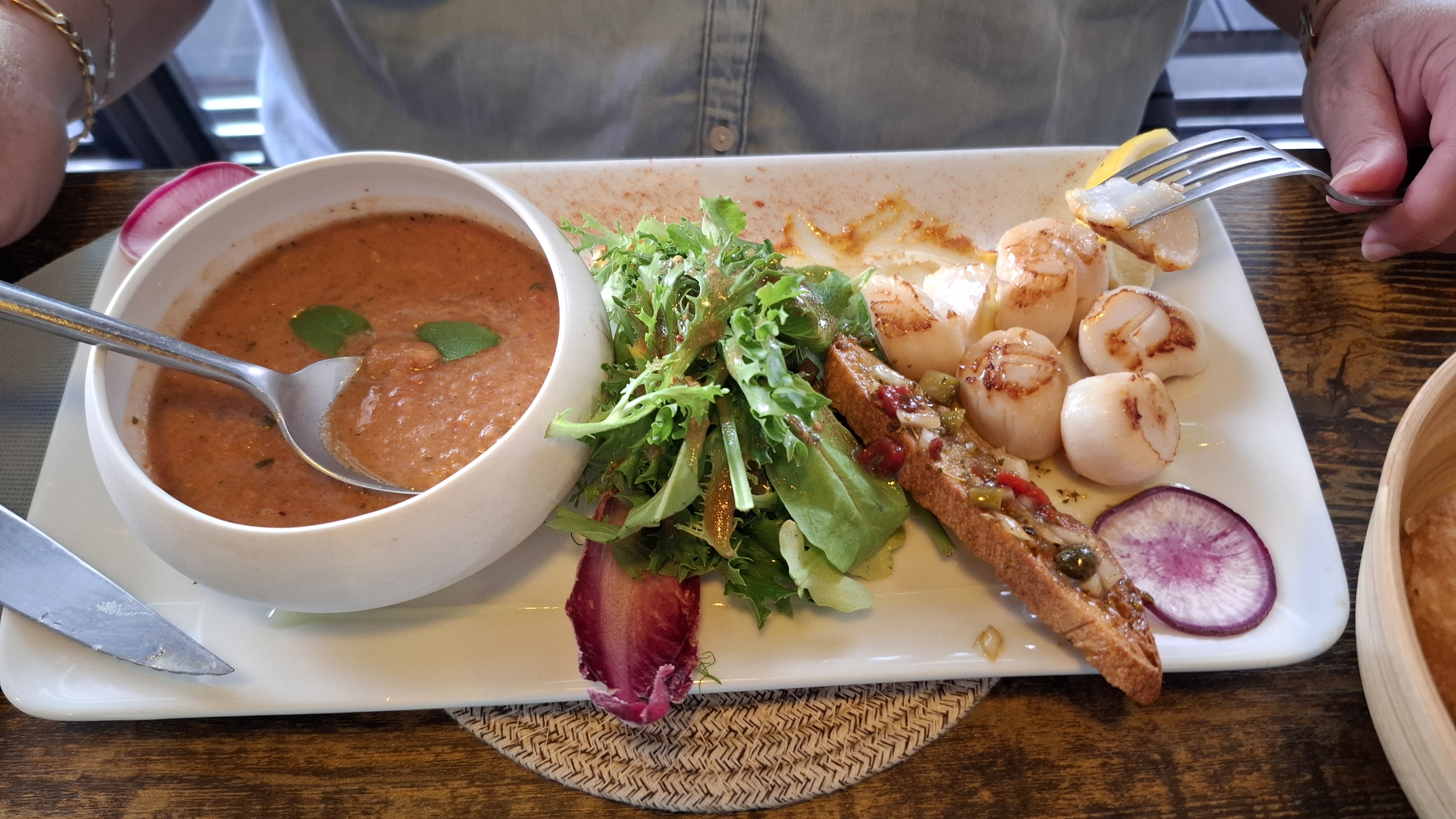 Entrée de Saint-Jacques snackées avec gaspacho de tomates et salade fraîche