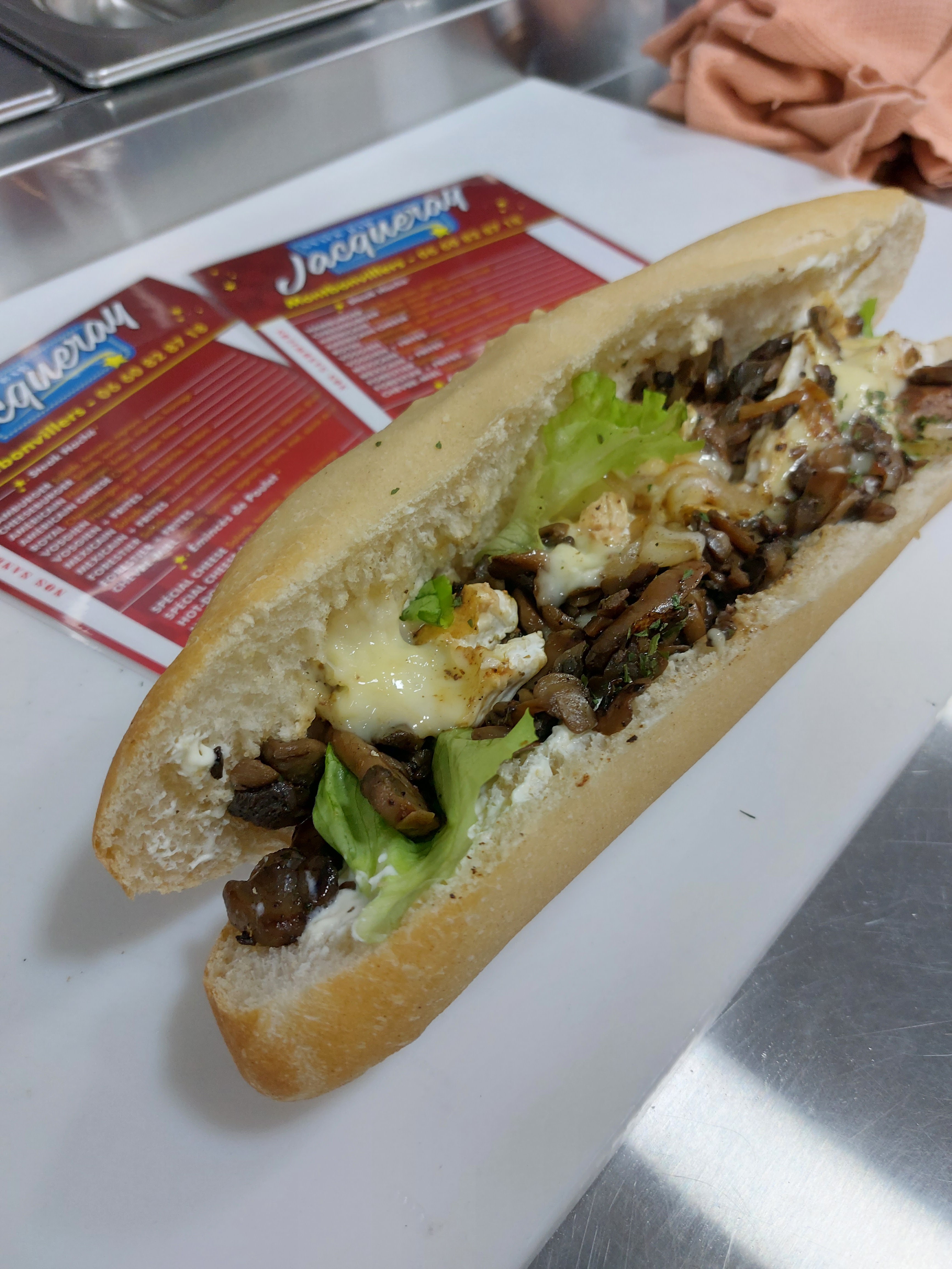 Sandwich baguette forestier aux champignons sautés et fromage fondu