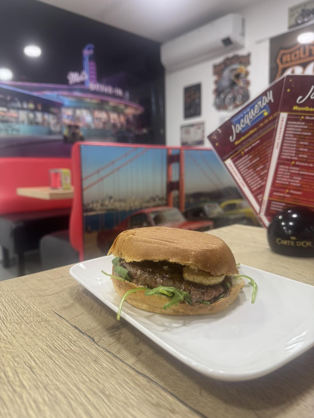 Hamburger maison servi sur assiette dans l'ambiance rétro du Snack Bar Jacqueray
